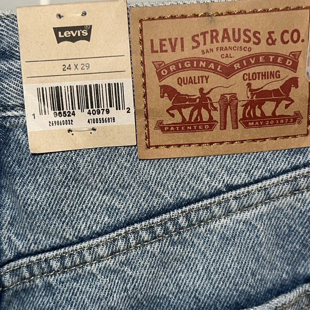 NWT Levi’s Distressed High-Waisted Mom Jeans - Picture 14 of 17